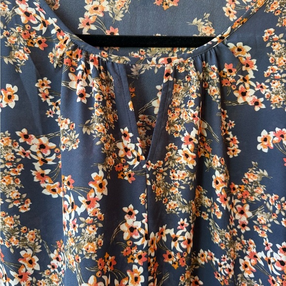 West Kei blue floral top. Size M - Picture 8 of 8